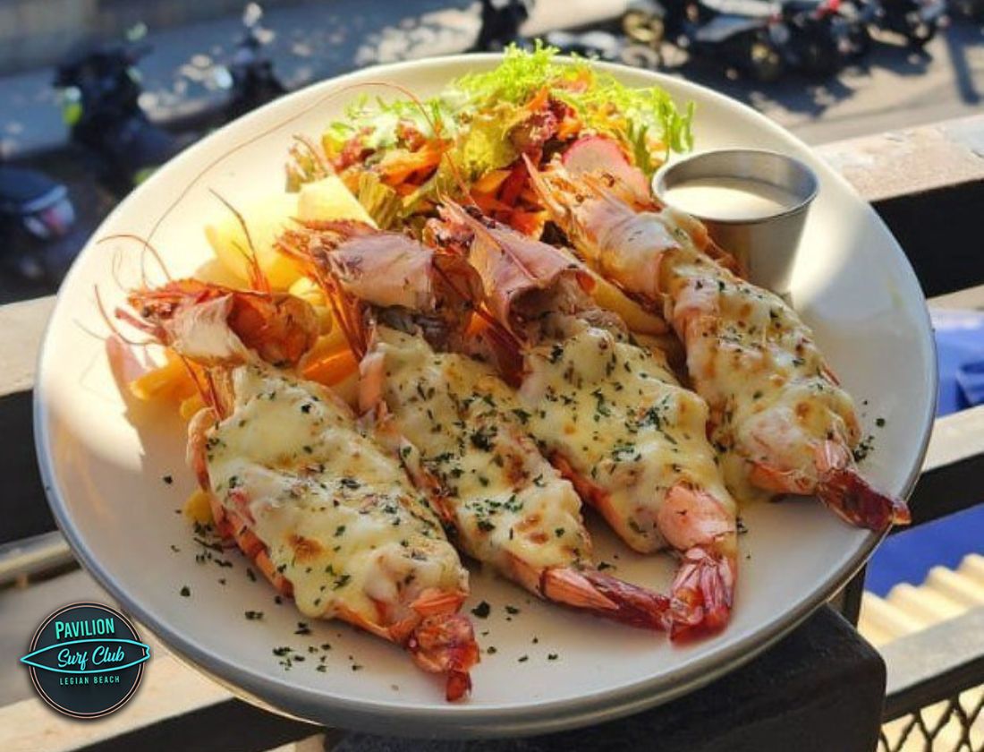 fresh-bali-seafood-spots-pavilion-legian A fresh seafood platter featuring grilled prawns and calamari at Pavilion Surf Club, a top Bali seafood spot in Legian.